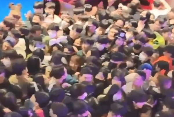 29일 오후 서울 용산구 이태원동 일대에 할로윈을 맞이해 인파가 몰리면서 사고가 발생했다. 사진은 이날 사고 난 현장의 사고 전 상황으로 사람들이 밀려다닐 정도로 밀집된 모습이다./사진=연합뉴스