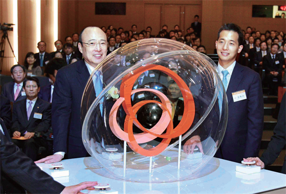 김승연 한화 회장(왼쪽)과 김동관 한화 부회장. /사진=한화