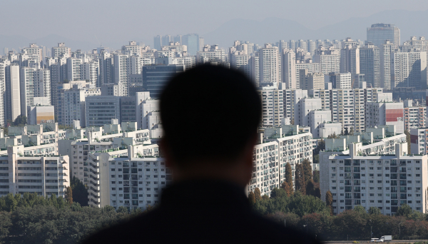 금리 인상, 거래 절벽 등의 여파로 아파트값이 계속해서 하락 중인 가운데 한 시민이 서울 송파구 일대 아파트 단지를 바라보고 있다. / 사진=연합뉴스