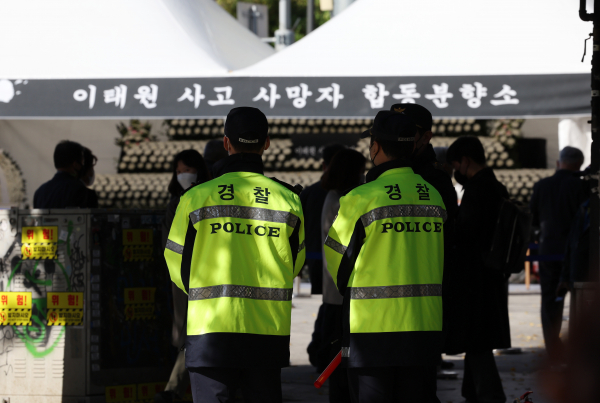 2일 용산구 녹사평역 인근에 마련된 이태원 핼러윈데이 압사 사고 희생자 합동 분향소 앞에 경찰들이 경계근무를 서고 있다. / 사진=연합뉴스