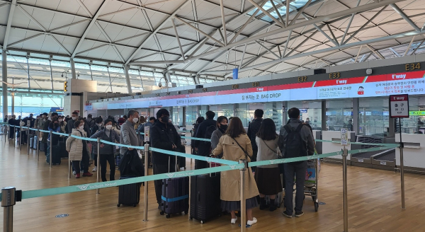 4일 오전 8시쯤 인천국제공항을 찾은 여행객들이 수하물을 맡기기 위해 줄을 선 모습. /사진=정용석 인턴기자