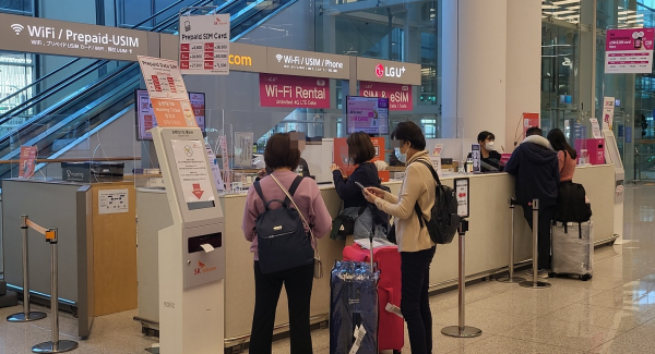 해외 입국객들이 유심칩을 사기 위해 통신사 유심 판매소에 방문한 모습. /사진=정용석 인턴기자