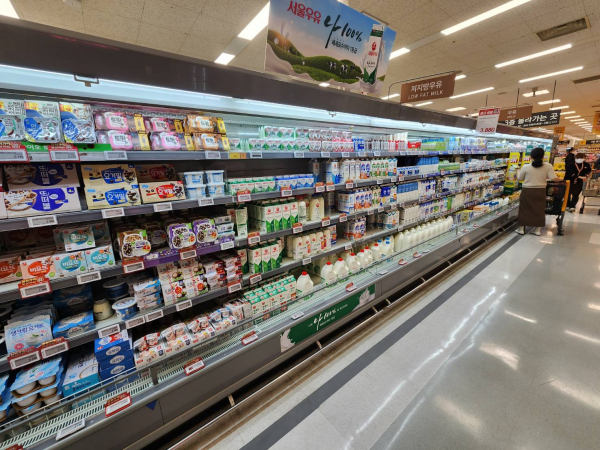 4일 서울 성동구의 이마트 왕십리점 내 유제품 코너. 한 손님이 제품을 고르고 있다. / 사진=최성근 기자