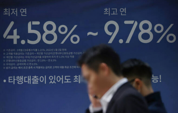기준금리 인상과 시장금리 상승에 은행권의 가계대출 평균 금리가 고공행진을 이어가고 있다. 지난 1일 서울의 한 시중은행에 대출 현수막이 내걸려 있다. / 사진=연합뉴스