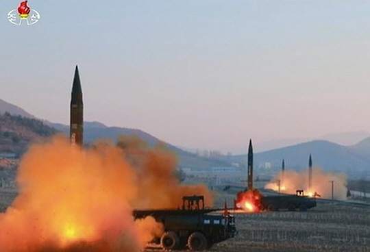 북한이 지난 5일 서해상으로 단거리 탄도미사일(SRBM) 4발을 발사했다. 사진은 일정한 간격을 두고 설치된 4발의 미사일이 동시에 발사되는 모습 (기사와 직접 관련 없음)/ 사진=연합뉴스