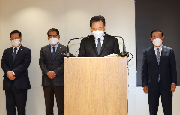 허영인 SPC그룹 회장이 지난달 21일 오전 서울 서초구 양재동 SPC 본사에서 평택 SPC 계열사 SPL의 제빵공장 사망 사고 관련 대국민 사과를 하고 있다. / 사진=연합뉴스