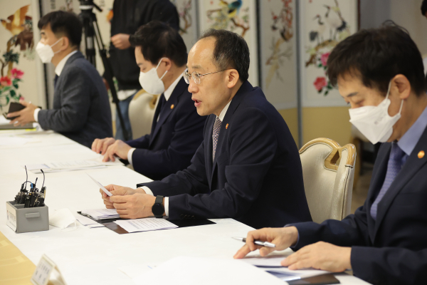 추경호 부총리 겸 기재부 장관이 10일 정부서울청사에서 원희룡 국토교통부 장관과 김주현 금융위원장 이복현 금융감독원장 등이 참석한 가운데 열린 부동산 관계장관회의를 주재하며 발언하고 있다. / 사진=연합뉴스