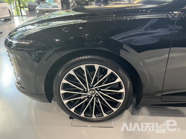 18인치 타이어와 입체형 펜더 / 사진=유주엽 기자