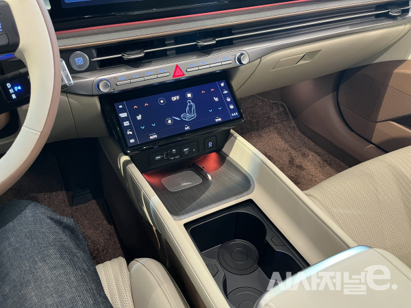 변속 레버가 스티어링휠로 이동하며 센터콘솔부가 깔끔해졌다. / 사진=유주엽 기자