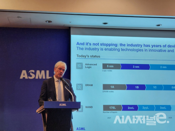 피터 베닝크 ASML 최고경영자(CEO)가 15일 서울 강남구 인터컨티넨탈 코엑스 호텔에서 열린 기자간담회에서 발언하고 있다.