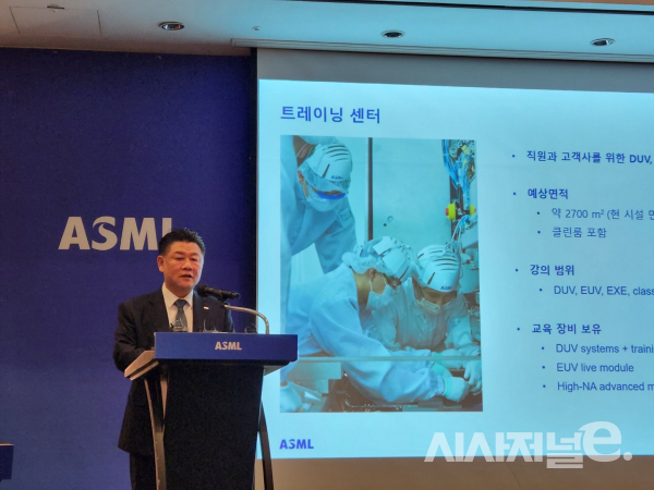 피터 베닝크 ASML 최고경영자(CEO·왼쪽)이 15일 서울 강남구 인터컨티넨탈 코엑스 호텔에서 열린 기자간담회 질의응답에서 답하고 있다. 오른쪽은 이우경 ASML코리아 대표이사. /사진=이호길 기자