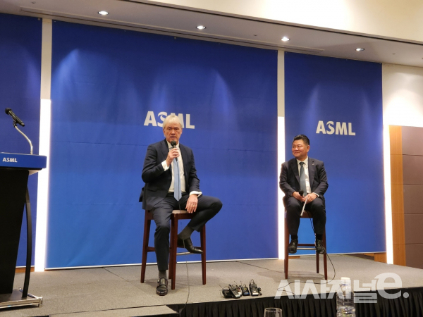 피터 베닝크 ASML 최고경영자(CEO·왼쪽)이 15일 서울 강남구 인터컨티넨탈 코엑스 호텔에서 열린 기자간담회 질의응답에서 답하고 있다. 오른쪽은 이우경 ASML코리아 대표이사. /사진=이호길 기자