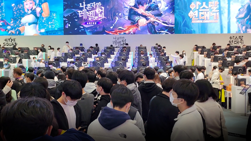 넷마블의 '나 혼자만 레벨업' 부스에서 열린 게임 시연에 참여하기 위해 관람객들이 줄을 서고 있다. / 사진=이하은 기자