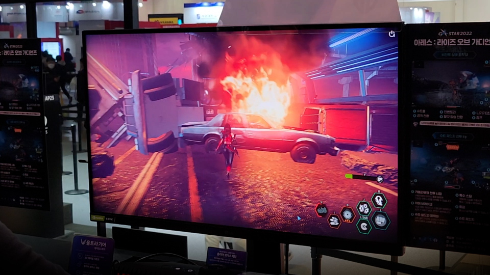 카카오게임즈의 아레스 부스에서 관람객이 게임을 시연하고 있다. / 사진=이하은 기자