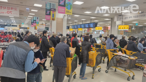 18일 오전 이마트 양재점에서 소비자들이 긴 줄을 서고 있다. / 사진=한다원 기자