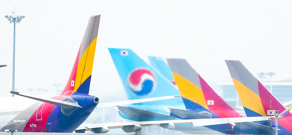 인천국제공항 대한항공과 아시아나항공 정비창 앞에 양사 여객기가 세워져 있다. / 사진=연합뉴스