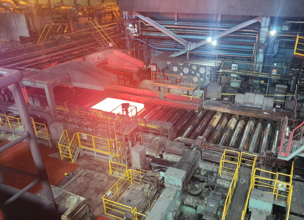 포스코 포항제철소 2후판공장이 이달 14일부터 재가동을 시작해 후판을 생산하는 모습. /사진=포스코