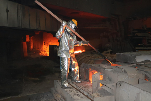포항제철소 직원이 3고로에서 작업하는 모습. /사진=포스코