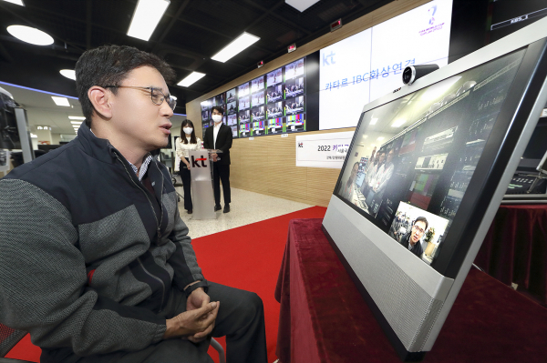 안치용 KT 강북강원광역본부장 전무(왼쪽)가 이상일 KT 강북강원네트워크운용본부장 상무와의 화상 통화를 통해 카타르 국제방송센터(IBC) 현지 상황을 점검하고 있다. / 사진 = KT