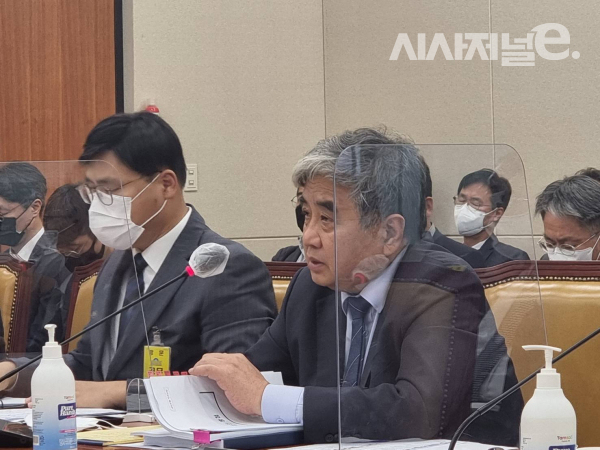 한상혁 방송통신위원회 위원장이 21일 국회에서 열린 방송통신위원회 종합감사에서 의원들의 질문에 답하고 있다. / 사진 = 김용수 기자