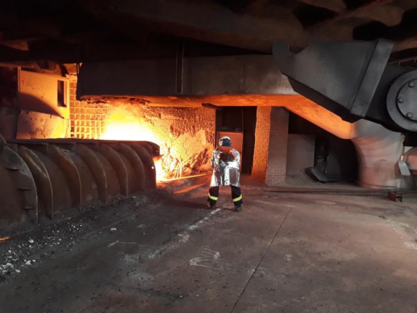 지난 2018년 7월 25일 오후 현대제철 당진제철소 고로3공장에서 근로자 김아무개씨가 뜨거운 쇳물 앞에서 작업하는 모습./ 사진=연합뉴스