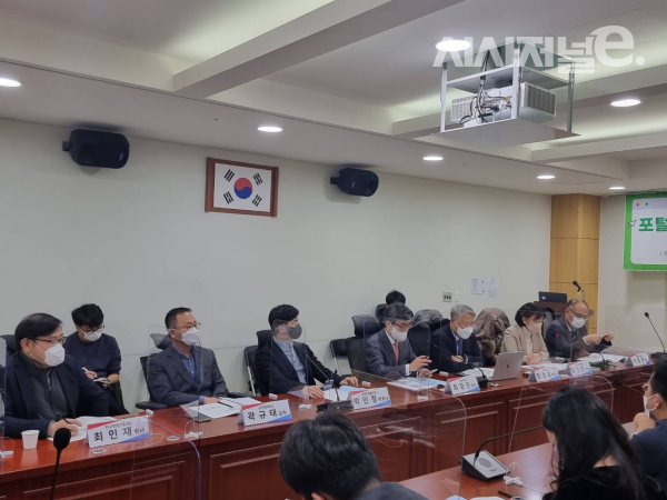 5일 국회 과학기술정보방송통신위원회 소속 박성중 국민의힘 의원은 서울 여의도 국회의원회관에서 주최한 ‘포털뉴스 서비스의 신뢰 제고방안 토론회’를 개최했다. 사진은 토론회 참석자들이 종합토론을 진행하는 모습 / 사진 = 김용수 기자