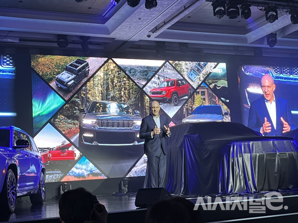 그랜드 체로키 5세대 모델에 대해 설명하는 제이크 아우만 스텔란티스 코리아 사장 / 사진=유주엽 기자