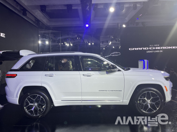 그랜드 체로키 측면부. 그랜드 체로키 L에 비해 전장이 짧다. / 사진=유주엽 기자