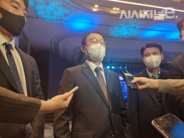 구현모 KT 대표가 7일 서울 송파구 소피텔 앰배서더서울에서 열린 '디지털 시민 원팀' 출범식 직후 기자들의 질문에 답하고 있다. / 사진 = 김용수 기자