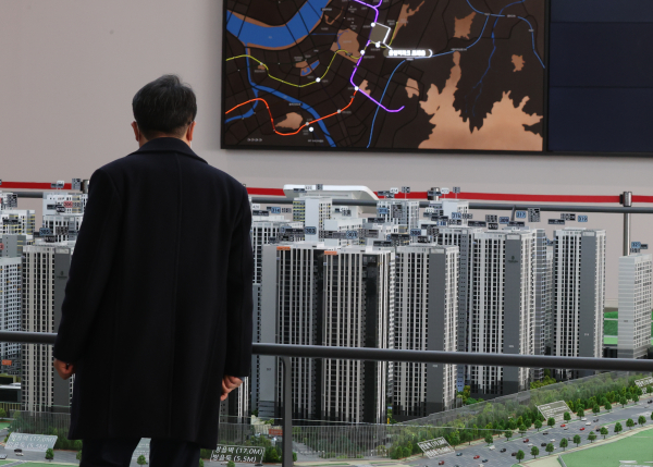 지난 1일 서울 강동구 둔촌동 일원에 문을 연 둔촌주공아파트(올림픽파크포레온) 견본주택에서 방문객들이 재건축 단지 모형을 살펴보고 있다. / 사진=연합뉴스