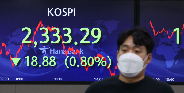 지난 20일 서울 중구 하나은행 딜링룸 전광판에 코스피 지수 등이 표시된 모습. / 사진=연합뉴스