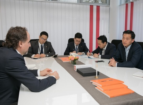 김동관 한화 부회장(오른쪽)이 2018 다보스포럼에 참석해 베트남 방산기업 ‘비텔그룸’ 관계자를 만나 사업 협력 방안을 논의하고 있다. /사진=한화