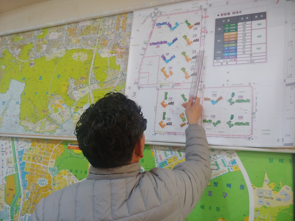 인근 공인중개업소에서 방배6구역의 분할된 단지에 대해 설명하고 있는 모습