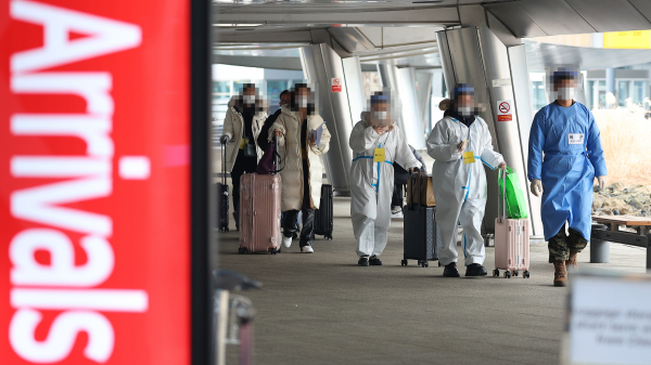 지난 5일 오전 중국발 항공기로 입국한 탑승객들이 인천국제공항 코로나19 검사센터로 향하고 있다. / 사진=연합뉴스