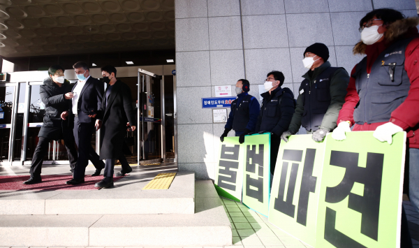 협력업체 노동자를 불법 파견받은 혐의로 기소된 카허 카젬 전 한국지엠(GM) 대표이사 사장이 9일 오후 인천시 미추홀구 인천지방법원을 나서고 있다.  / 사진=연합뉴스