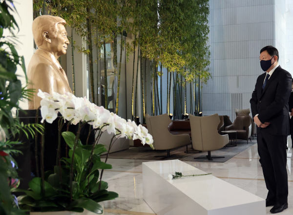 신동빈 롯데 회장이 롯데월드타워 1층에서 신격호 롯데 창업주 흉상에 헌화하고 있다. / 사진=롯데