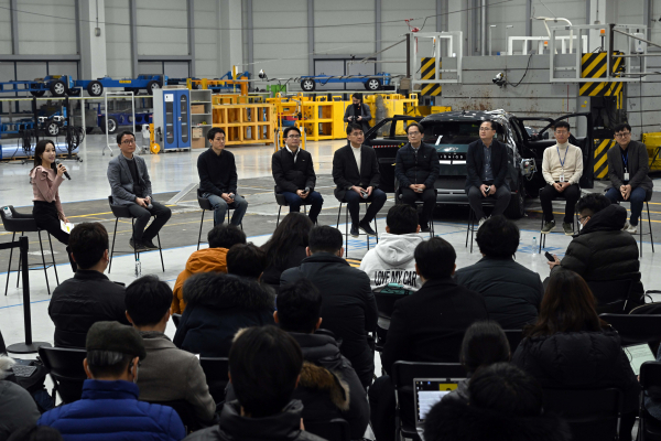 기자들의 질의를 받고 있는 현대차 관계자들 / 사진=현대자동차