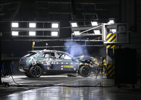 아이오닉5가 100톤 물체에 충돌하는 장면 / 사진=현대자동차