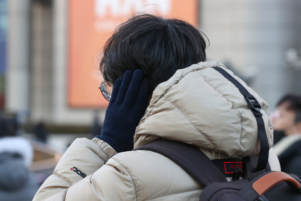 한파에 한 시민이 두 손으로 귀를 감싸고 있는 모습. / 사진=연합뉴스