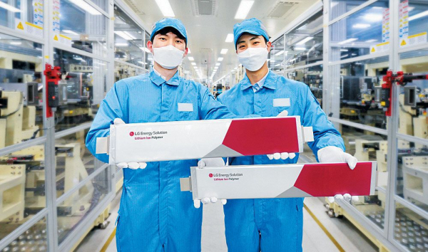 LG에너지솔루션 오창 공장 연구원이 배터리 제품을 선보이는 모습. /사진=LG