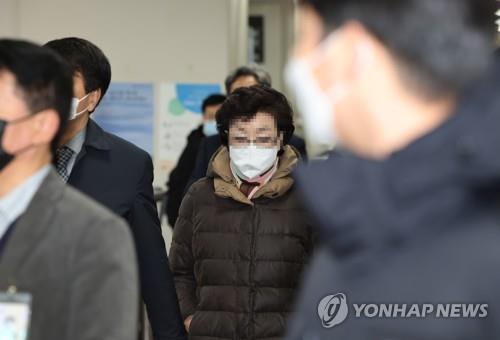 재판정으로 향하는 윤석열 대통령의 장모 최은순씨. / 사진=연합뉴스
