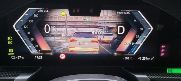 BMW 7시리즈의 시어터 스크린 모습. / 사진=박성수 기자