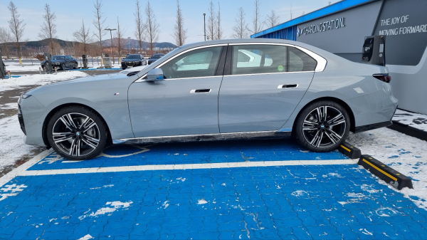 BMW 7시리즈의 시어터 스크린 모습. / 사진=박성수 기자