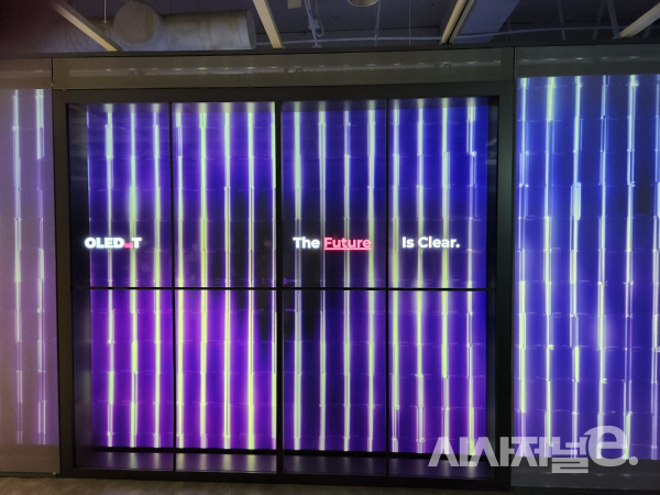 LG디스플레이가 지난해 12월 광화문 세종문화회관 미술관에서 선보인 투명 OLED 제품. /사진=이호길 기자