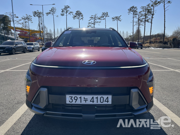 코나 전면부. 일자형 램프 가운 덴 불이 들어오지 않는다. 방향지시등(노란불)은 하단부에 위치했다. / 사진=유주엽 기자