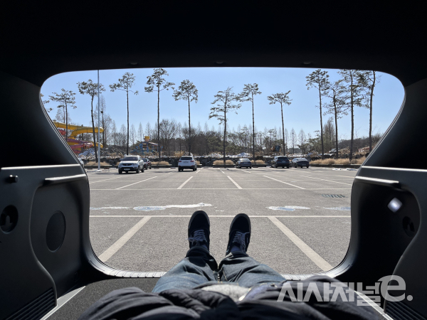 2열 시트를 접고 누운 모습 / 사진=유주엽 기자