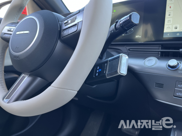 스티어링휠 옆으로 옮겨간 기어변속기 / 사진=유주엽 기자