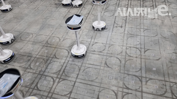 피킹로봇은 바닥에 있는 바코드를 읽으며 물건을 옮긴다. / 사진=한다원 기자