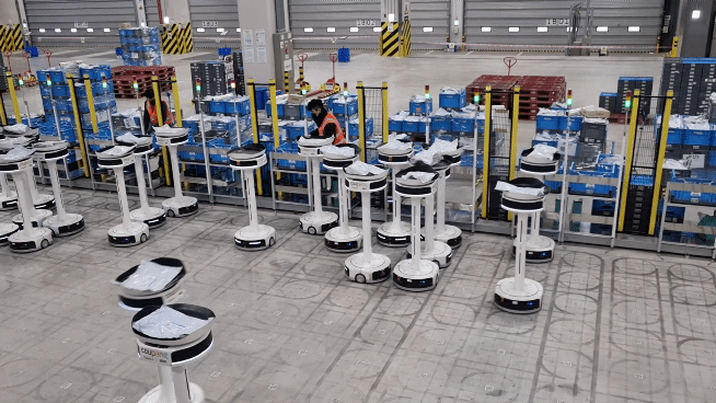 피킹로봇이 물건을 나르는 모습. / 사진=한다원 기자