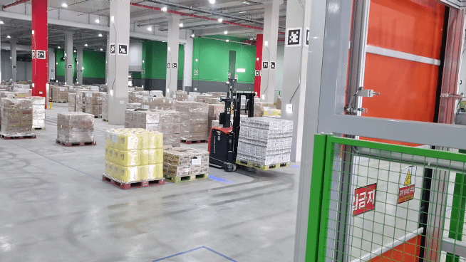 무인지게차가 물건을 나르는 모습. / 사진=한다원 기자